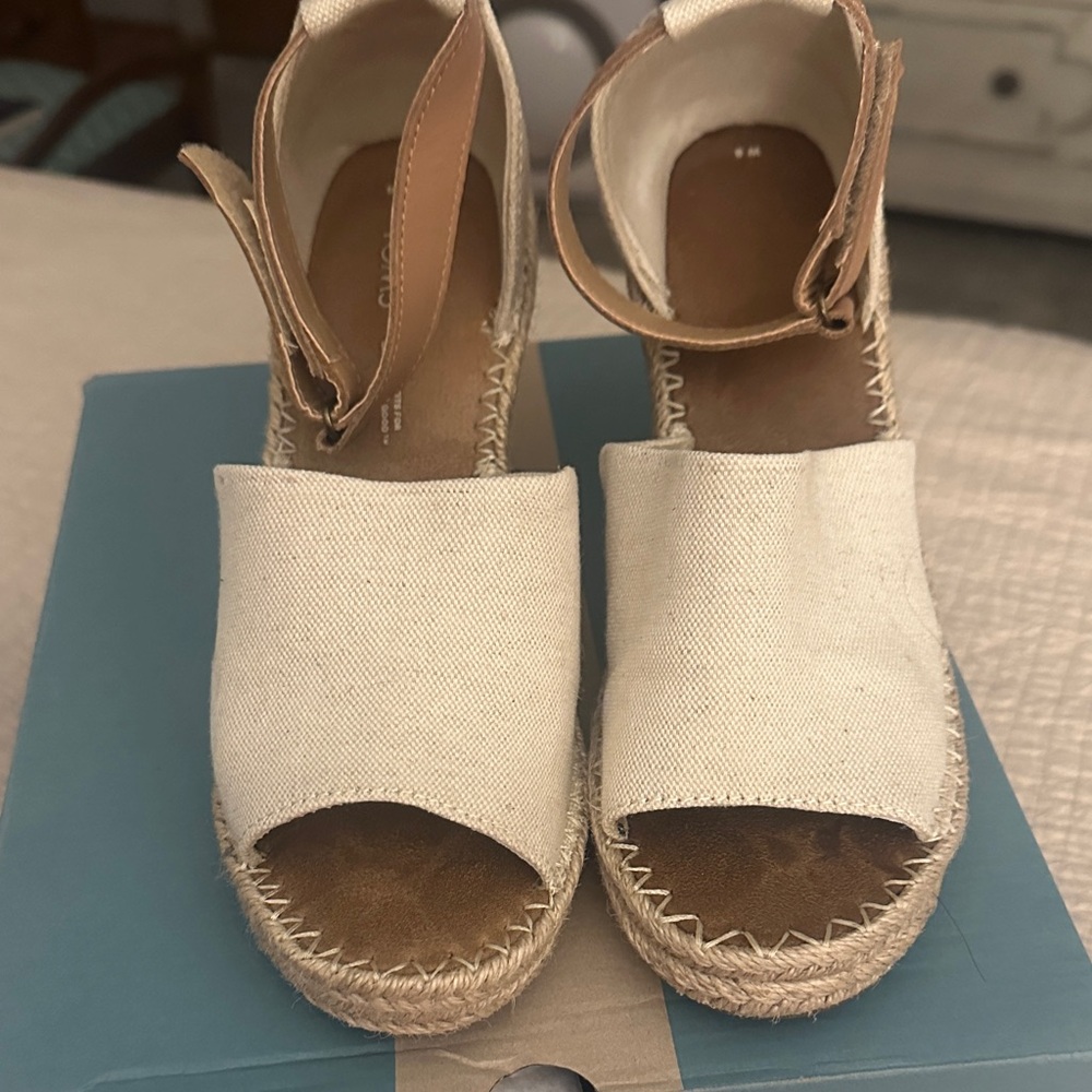 Tom’s Stylish Cream Espadrille Wedges